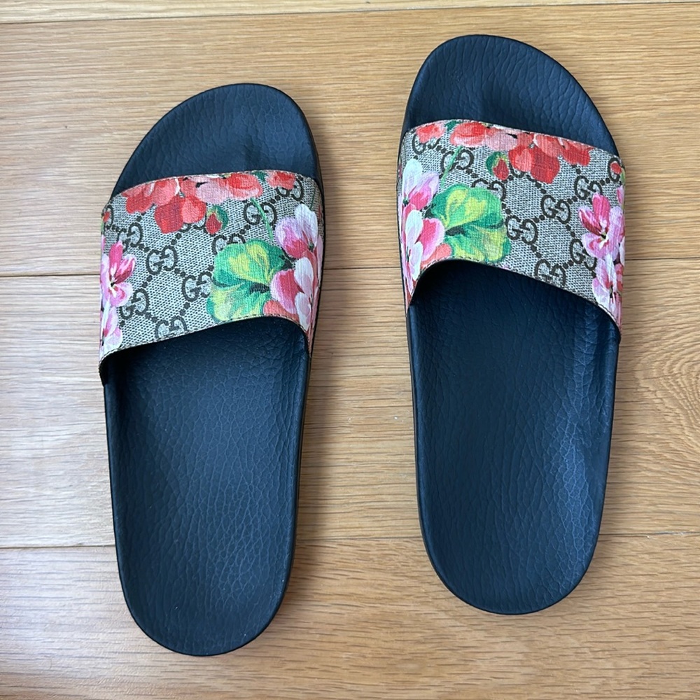 GG BLOOMS SUPREME FLORAL SLIDE SANDAL